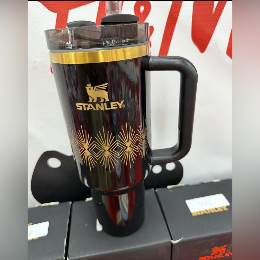 NEW- Stanley Gloss Black Deco The Quencher H2.O Flowstate 40oz Tumbler w/Handle